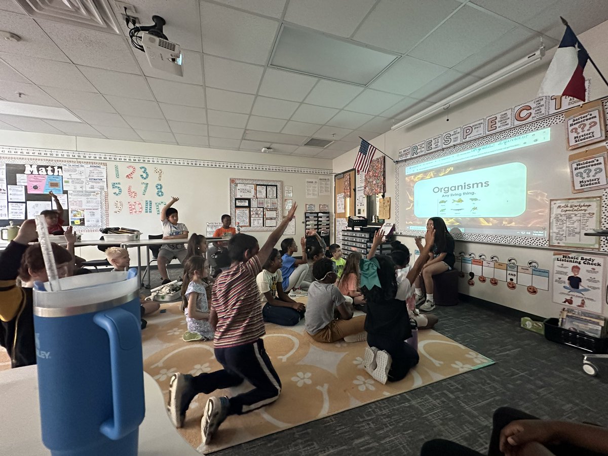 RachelSartor's tweet photo. We love a game of Hot Seat! Students support and cheer each other on as we review for our snapshot! #ResUbuntu @Robertson_Elem https://t.co/nFhpXooyv1