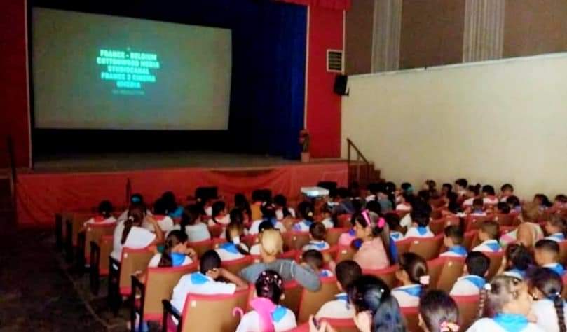 Un acontecimiento cultural 🇨🇺 se vuelven a llenar los cines  con la presencia de niños, adolescentes y profesores, en el marco de la Muestra Internacional de Cine Educativo.
#VamosAlCine #PorElCineCubano #CubaEsCultura
#FiestaDelCineCubano
#65ICAIC