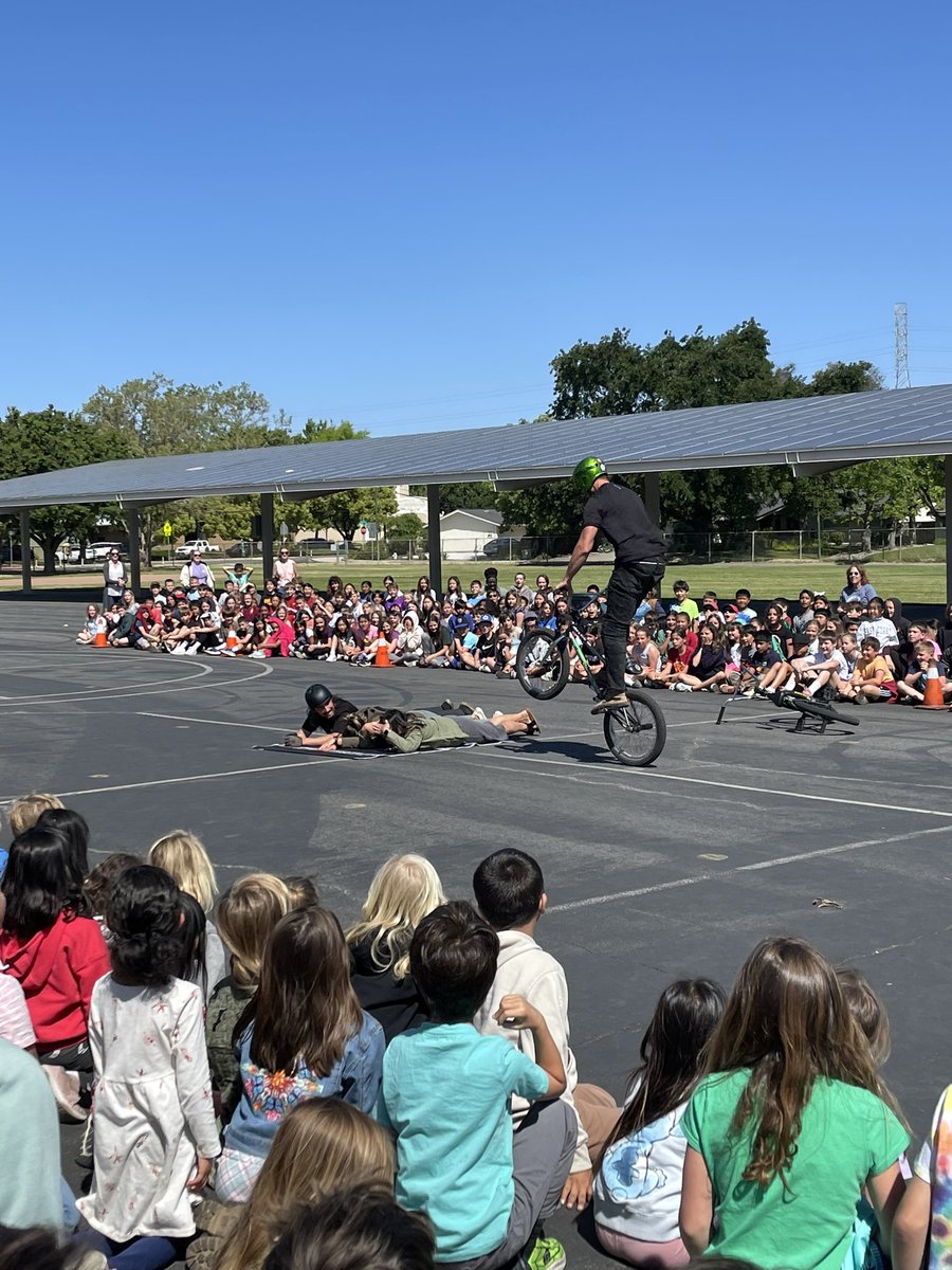 Bikes were jumped, teachers were jumped, & #students danced! It was a wonderful BMX assembly @Walnut_Acres today! 🤩🚲 They discussed important bike safety, perseverance, positivity, goal-setting, and working hard to achieve goals! @MtDiabloUSD #BMX #teacherlife #twitteredu #bike