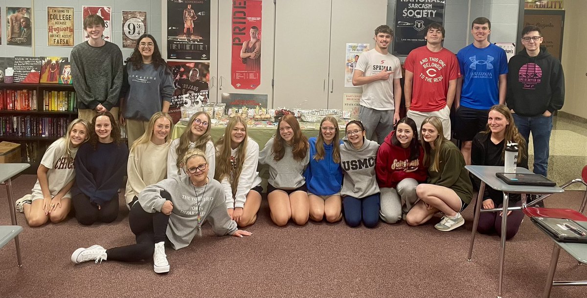 TheMrsKetcham's tweet photo. These amazing students were ready to take on the AP Lit test today. Their growth from the beginning of the school year is inspiring. They make it look easy 📚🤓#aplit #WatchSunmanDearborn https://t.co/qJN4gxZkHJ