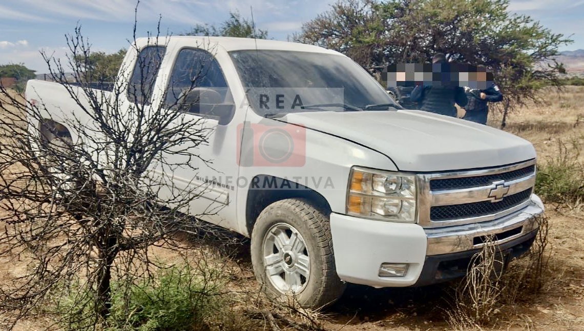 #LoDeHoy autoridades localizan abandonada la camioneta blanca vinculada vinculada con la siembra de cadáveres en #Fresnillo. Estaba en un barbecho ubicado en la comunidad Angeles de los  Medrano. Traía ponchallantas y narcomensajes