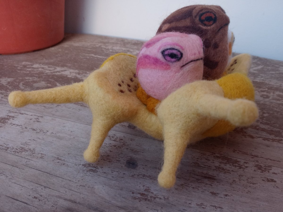 This is a big piece I made for a local gallery show. This is the Banana Slug Split with Neopolitoad Ice Cream :)
#needlefelting #fiberart
