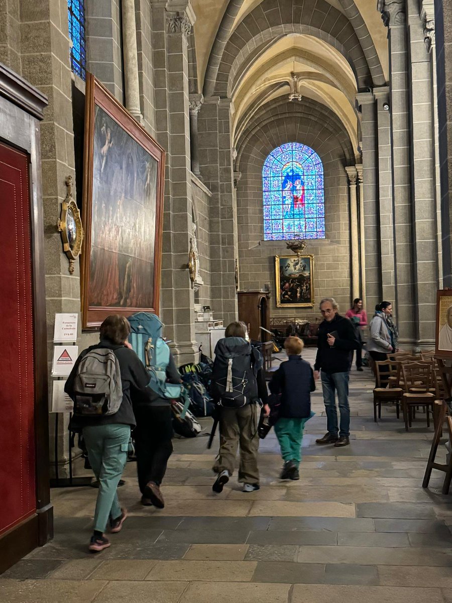 cathedraledupuy's tweet photo. En ce mois de Marie, ils sont de plus en plus nombreux, jeunes et moins jeunes, à partir sur la Via Podiensis depuis le sanctuaire de Notre-Dame du Puy.
#Compostelle #camino #pèlerin #moisdeMarie #buencamino #ViaPodiensis https://t.co/RPVw6xqtyS