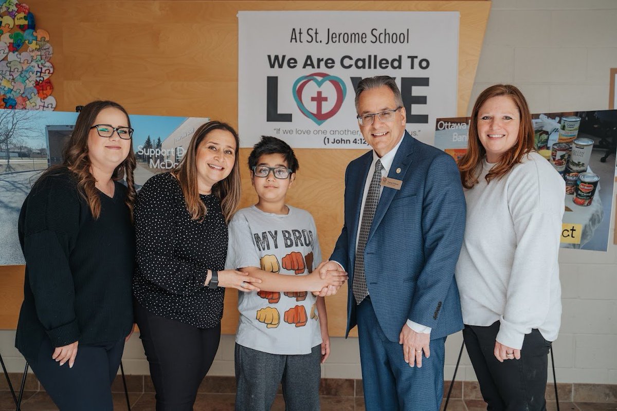 Wonderful visit to @StJeromeOCSB this morning to meet with their Celebrating Excellence award winner and his amazing educators - thanks Principal Cinanni for the invitation #ocsb #ocsbBeCommunity