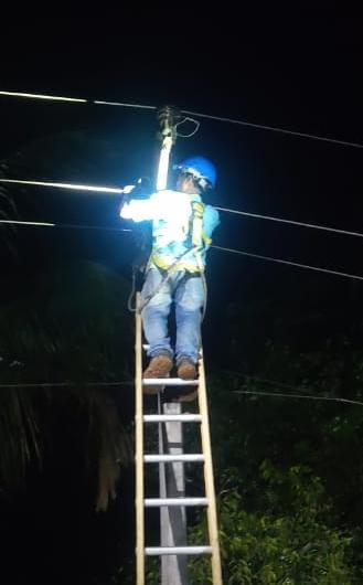 TPCentralOdisha's tweet photo. With heavy rains lashing parts of Central Odisha, our linemen are constantly working in extreme weather conditions to ensure early restoration for consumers. 

33kV Aul feeder has been charged successfully and power has been restored for approximately 7000 customers. 

While source feeders feeding Kendrapada Electrical Division are heavily affected, namely 33KV Chhata and Luna, it will take 2 hrs to completely restore power supply in these high impact areas. 

Request consumers to please be patient. 

#TPCODL #ForYouWithYouAlways