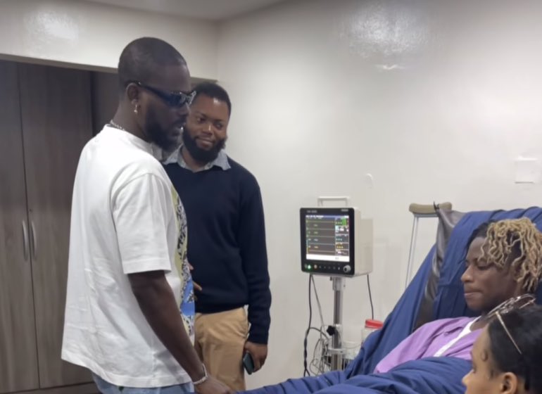 Adekunle Gold visits ailing singer Khaid in hospital | TheCableLifestyle lifestyle.thecable.ng/adekunle-gold-…