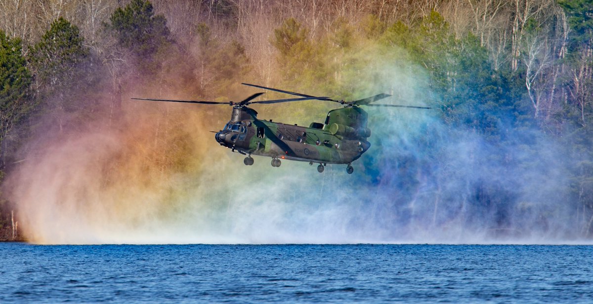 Members of the @CanadianArmy jump from a @RCAF_ARC CH-147F Chinook during the Basic Tactical Aviation Course, practicing the insertion of troops via helicopter into a river in an area of operations of Garrison Petawawa. #RCAF #TacticalAviation