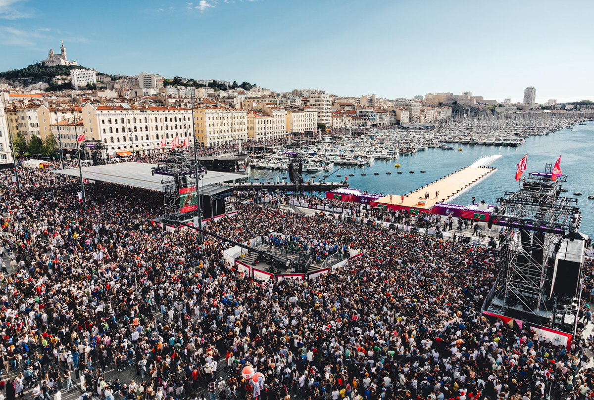 🎉À jamais les premiers 🔵⚪️ Plus de 230 000 personnes pour à accueillir la flamme olympique à Marseille, merci à vous 🔥👏 Historique ! @paris2024