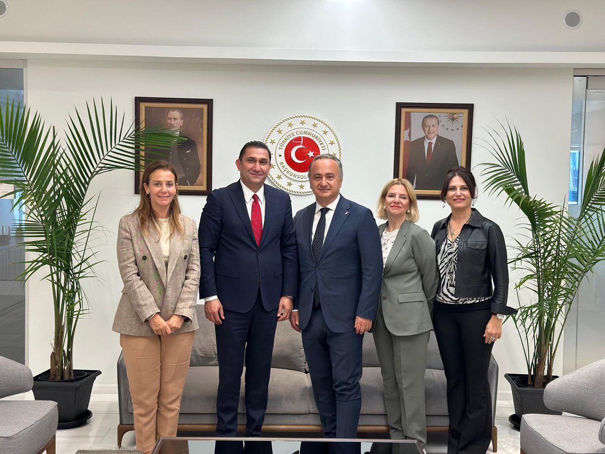 Çeşitli temaslar için ABD'de bulunan Türk Eğitim Derneği (TED) Genel Başkanı S. Selçuk Pehlivanoğlu ve beraberindeki heyetle Başkonsolosluğumuzda görüştük. Nazik ziyaretleri için teşekkür ederim. @spehlivanoglu