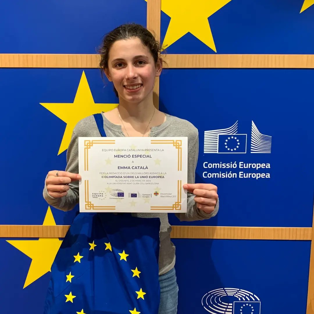 🇪🇺 L'Emma Català, ambaixadora júnior, ha estat guardonada aquesta tarda amb una menció especial en escriure un dels 3 millors assaigs sobre la importància de votar a les eleccions europees. 🇪🇺