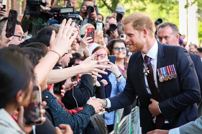 The Crowd Cheered for Prince Harry,The Duke of Sussex as He leaves at St Paul’s Cathedral. 

Prince Harry greeted the crowds outside St. Paul's Cathedral after the 10th anniversary Invictus Games service 💛🖤 
#InvictusGames10
#IAM #IAM10 #IAMHere #InvictusGames #WeAreInvictus