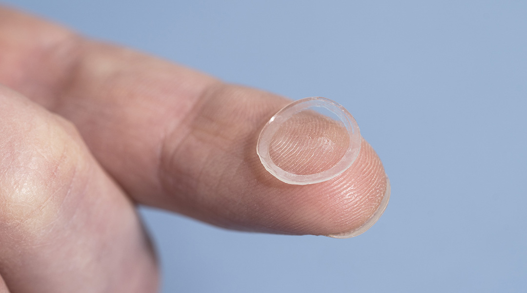 Researchers have found a new way to combat contact lens-associated dry eye with a contact lens that contains a community of lubricant-producing bacteria 😱🤓 Read the news article: ow.ly/G6Wl50RzqvJ