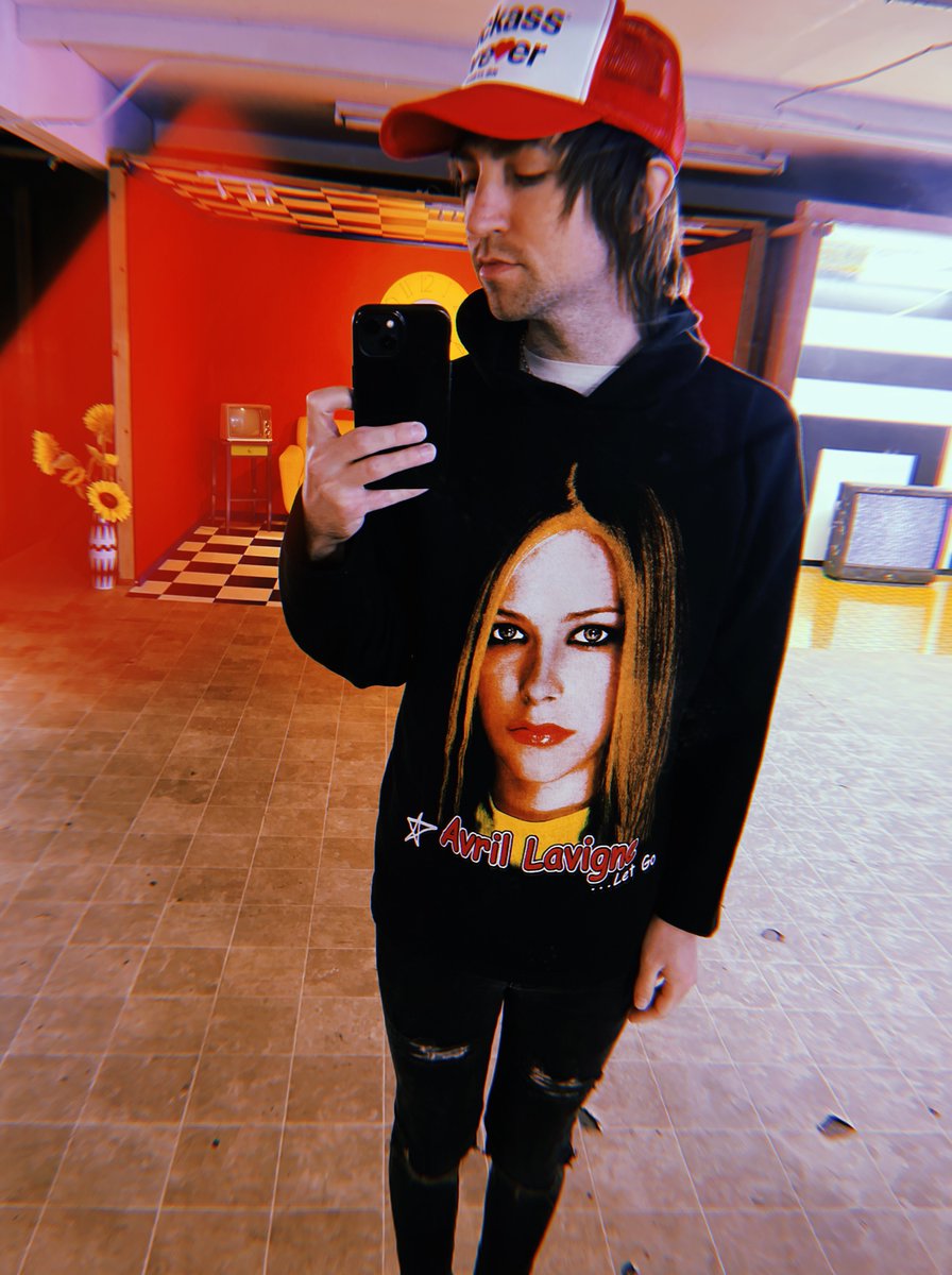 hi. life is sick, working on lots of new visuals and music with BOTH of my bands, in the studio with <a href="/FoxeraMusic/">F O X E R A</a> in a couple days, and just finished EP 2 with <a href="/internetfrendzz/">iNTeRNeT FReNDz</a>. not stopping. thx for being here 🖤