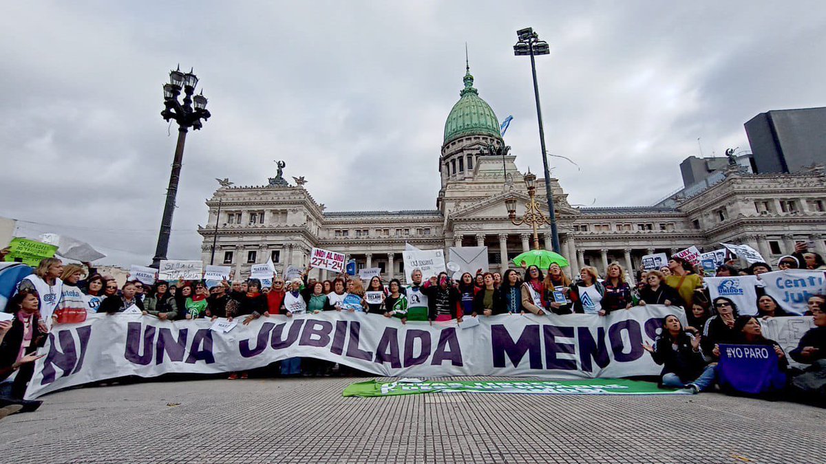 KolinaNacional's tweet photo. 🗣️ Hoy Kolina Feminista estuvo presente en la acción callejera frente al Congreso para gritar bien fuerte: NI UNA JUBILADA MENOS! 

El feminismo contra la ley bases que es el fin de las moratorias.

#KolinaFeminista #NoALaLeyDeBases #NiUnaJubiladaMenos #SiALaMoratoria #NoAlDNU https://t.co/GVgAXtKOIb