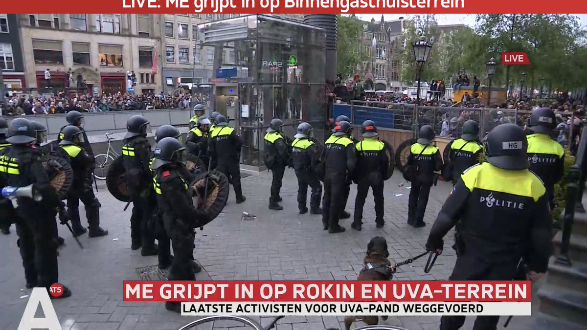 Dit gaat gigantisch uit de klauwen lopen, steeds meer tuig, raddraaiers en relschoppers komen nu naar het Rokin om te rellen. 

Haal NU versterking, desnoods het leger. 

#UvA_Amsterdam #UvA #Amsterdam #Rokin @POL_Amsterdam #politie
#uvaprotest #UvA_Amsterdam