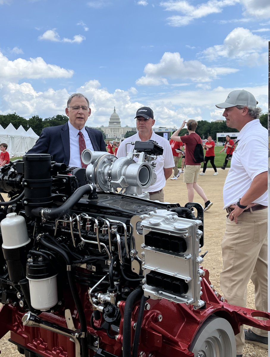 AGCO’s alt-fuel experts show Senator Bozeman (AR) the FUTURE-PROOF CORE75 engine on the National Mall at AEM's #AgOnTheMall24. The future of farming is bright and sustainable with AGCO's farmer-first technologies!