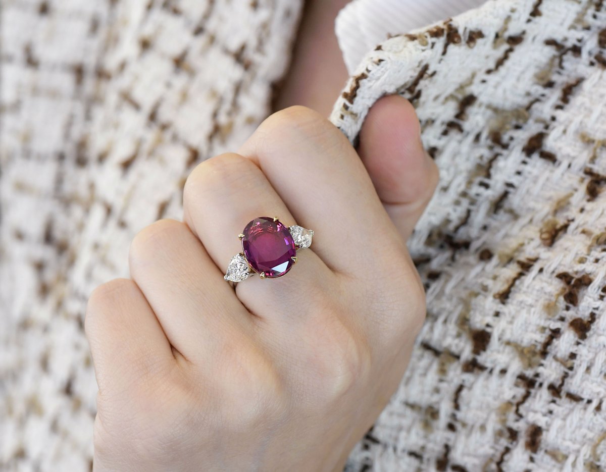 Let your fingers do the talking with this enchanting ruby and diamond ring, a true symbol of love and luxury. ❤️💍
.
.
#PaulBenselJewelers #ShopLocalYuma #YumasBest #YumaAz #Jewelry #FashionRing #Ruby #Diamonds #FineJewelry #ExplorePage #Trendy