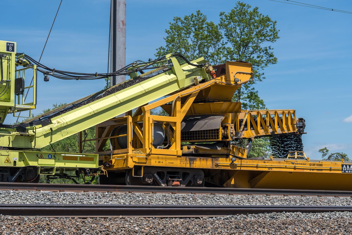 👷 We’re making great progress replacing 1950s-era rail infrastructure on the Harrisburg Line in Pennsylvania!
 
Enjoy some behind-the-scenes photos featuring this important work!