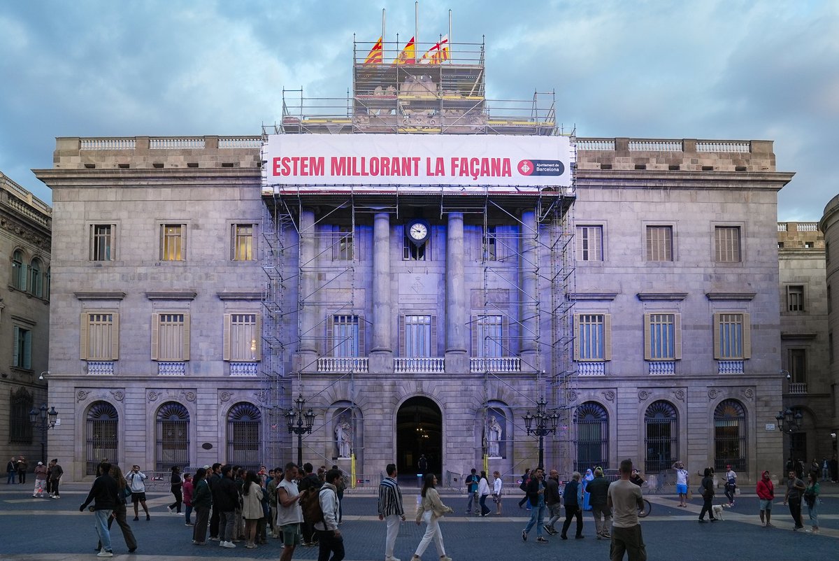 El #9MaigBCN se celebra el #DiadEuropa en commemoració de la Declaració Schuman, que simbolitza el compromís amb la integració europea i la pau a través de la cooperació. 🔵 La façana de l'Ajuntament, les seus de Districte i altres edificis emblemàtics s'il·luminen de blau.