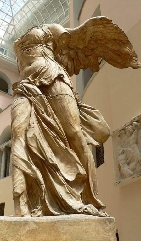 'Golden blest Nike Take us to victory We toil daily like the bees Bestow on us the sweet honey' BEAUTY Nike of Samothrace, goddess of victory #Louvre 200/180 BC. C.C. Majestic Hellenistic work with outstretched wings and imposing presence. @mairn_pap 📸Gergana Shishkova Click👇