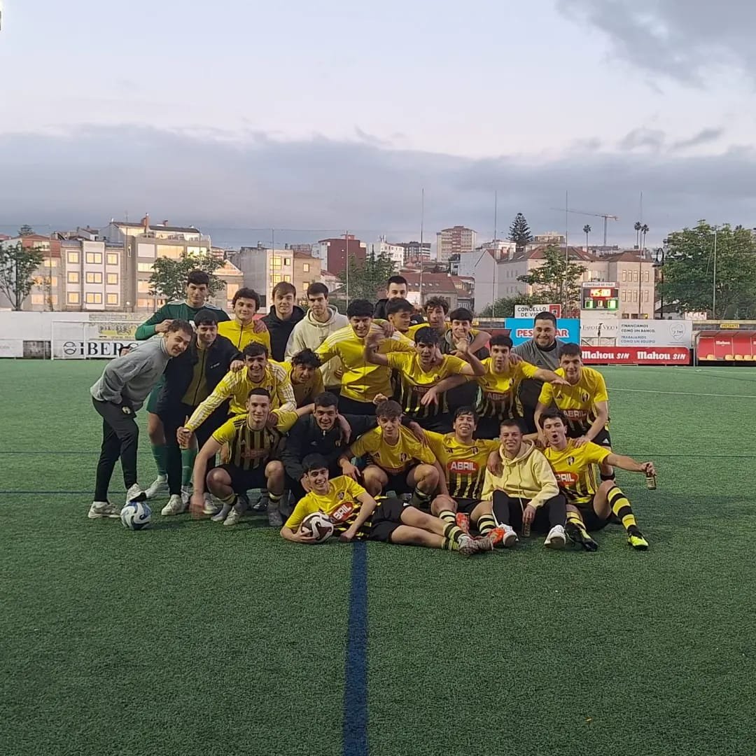 Hoxe toca felicitar a un dos nosos peñistas, Diego Fernández Acaba de conseguir sendo o adestrador,o ascenso a segunda rexional co Rápido de Bouzas sénior Noraboa míster!!