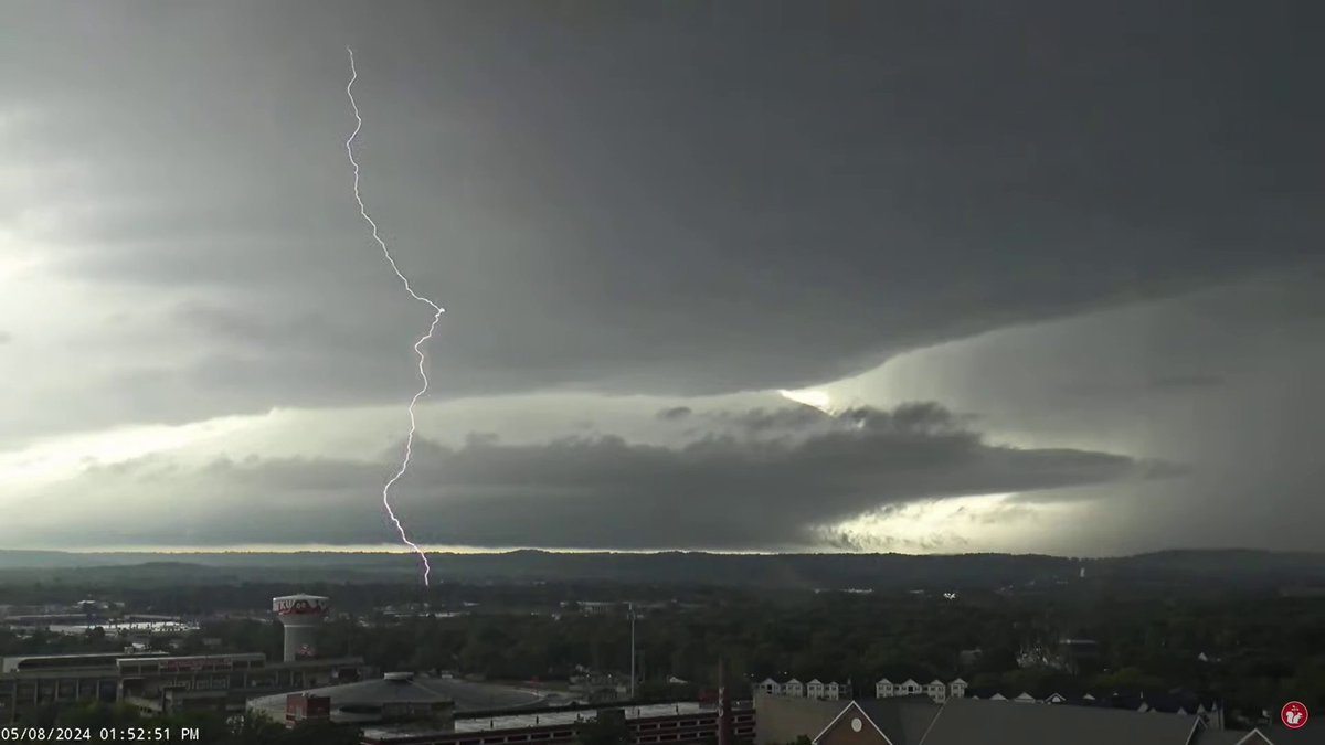 We are only getting started here. Thankfully this storm was unable to organize its rotation as it passes barely north of campus. #WKU #kywx