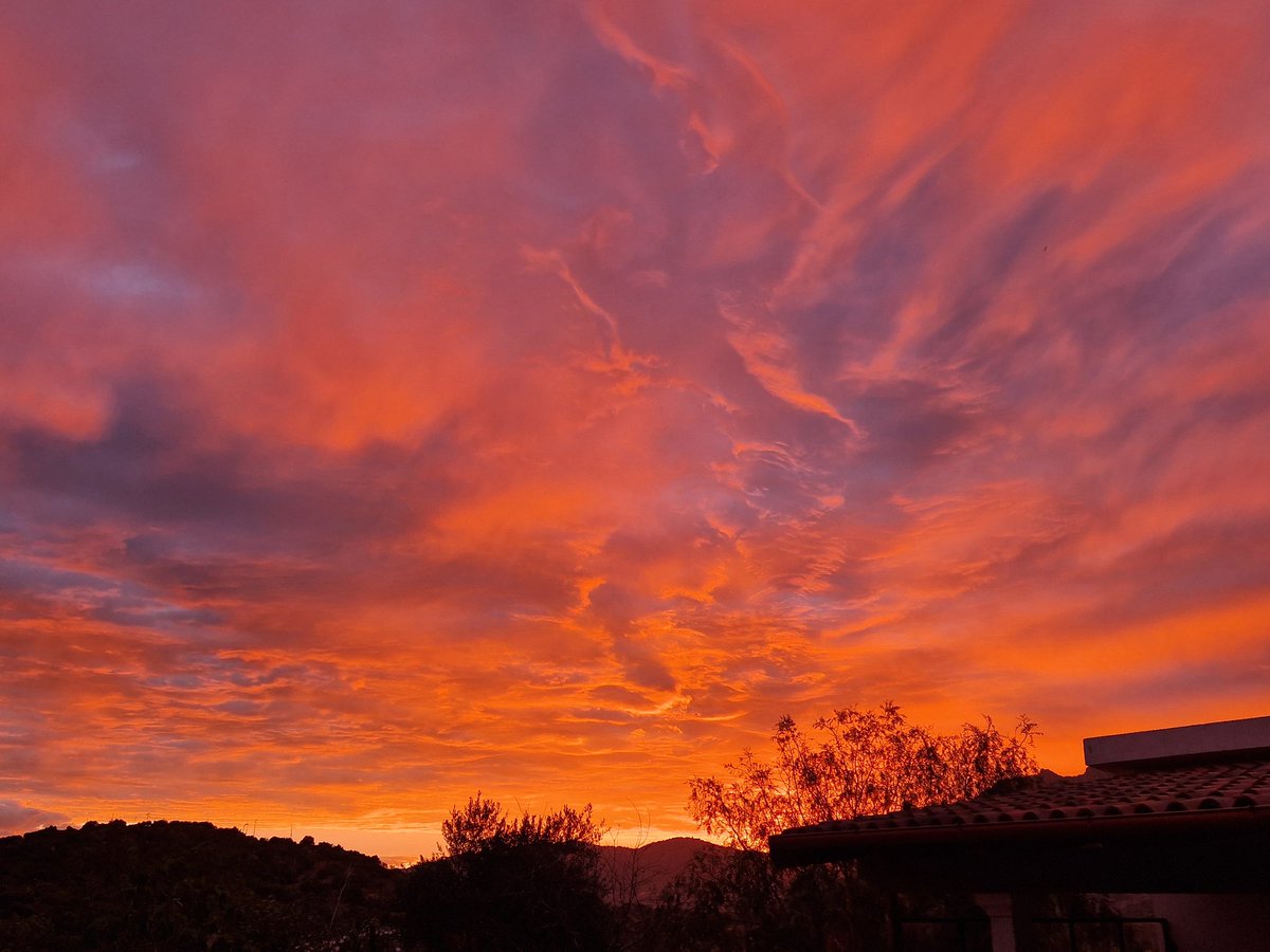 Magnifique ciel ce soir ! Bonne soirée à tous. Всем доброго вечера. Buona serata a tutti 🎨🖌