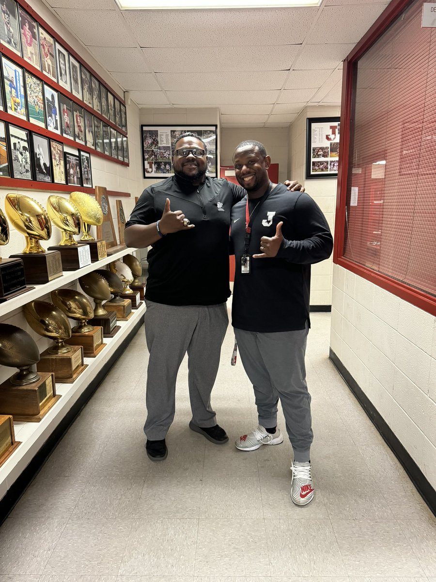 Huge THANK YOU to a good friend and former Bearkat @UTEPCoachCJones @UTEPFB for stopping through Jasper, America to recruit @JHSBulldogFB .. #Believe #BeADawg #JasperKids