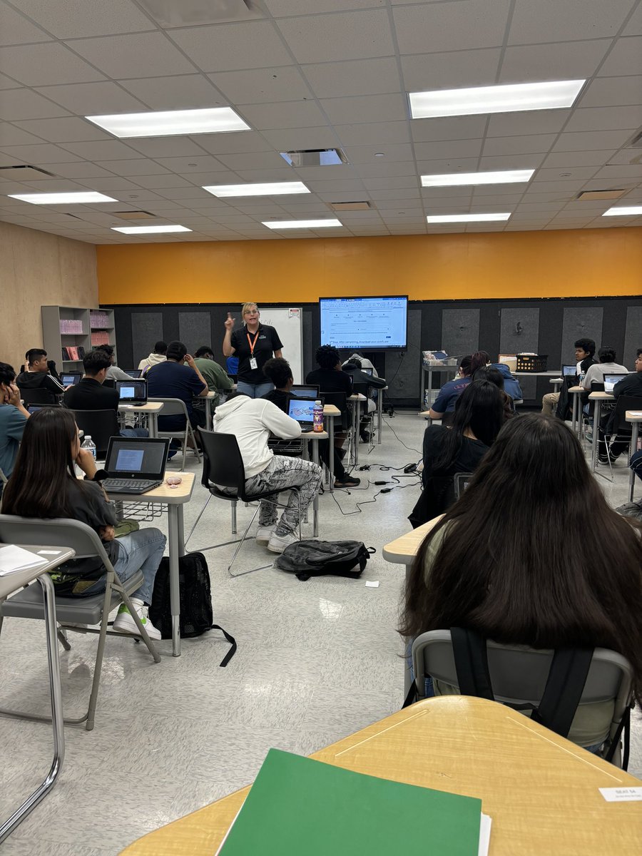 edwgarza's tweet photo. @HoustonISD @WisdomHS_HISD @HISD_West Mrs. Maguire is making sure our 3DE sophomores are ready for the TSI tomorrow! https://t.co/WMRxD4tcDG