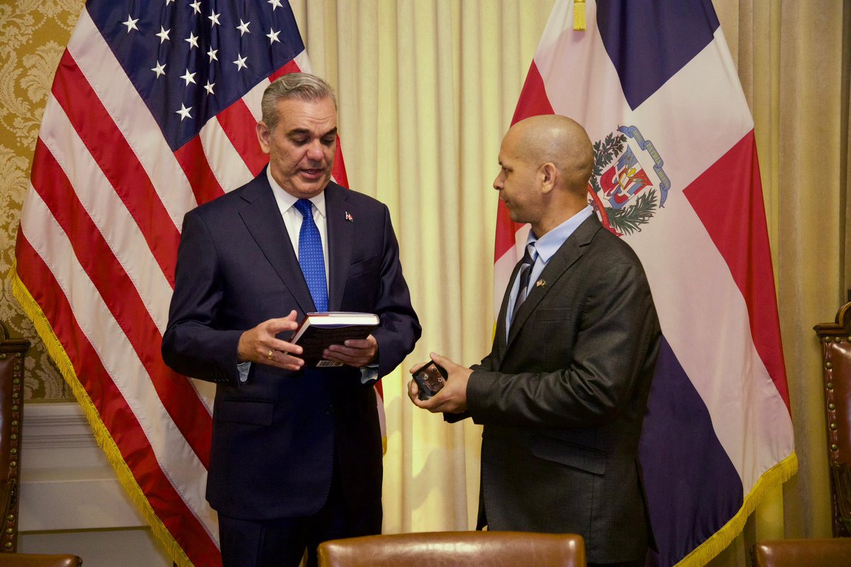 I had the honor to meet with the Dominican President @luisabinader and ambassador @soniaguzmank at the Organization of American States. I gifted him my book and pieces of broken glass from the tunnel to remind him how fragile democracy is if we don’t defend it.