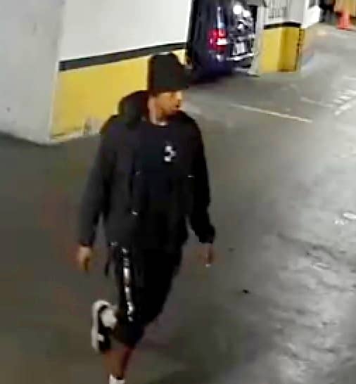 LaCaliforniaSi's tweet image. HAMPA  | Vecinos del edificio Premier, ubicado en la Av. París de #LaCalifornia, frente al 911 de la PNB, reportan que el sujeto de la foto se ha metido varias veces al estacionamiento a robar a los vehículos estacionados en él. Atención @PolisucreOficia. #ElHampaDesatada