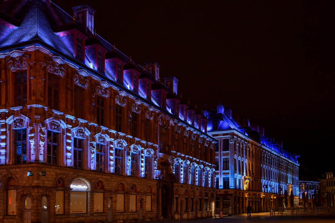 🔵 En ce 12 mai, journée mondiale de la fibromyalgie, la Grand'Place est illuminée en bleu.