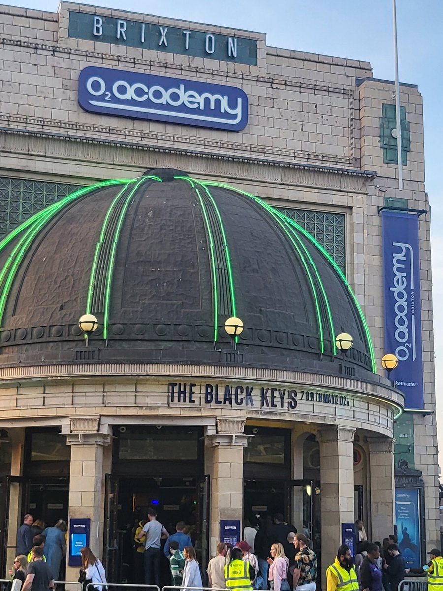 Good to be back.
Just saw Chrissie Hynde hanging round the stage door so that's probably tonight's surprise guest ruined....
#brixtonacademy
#theblackkeys