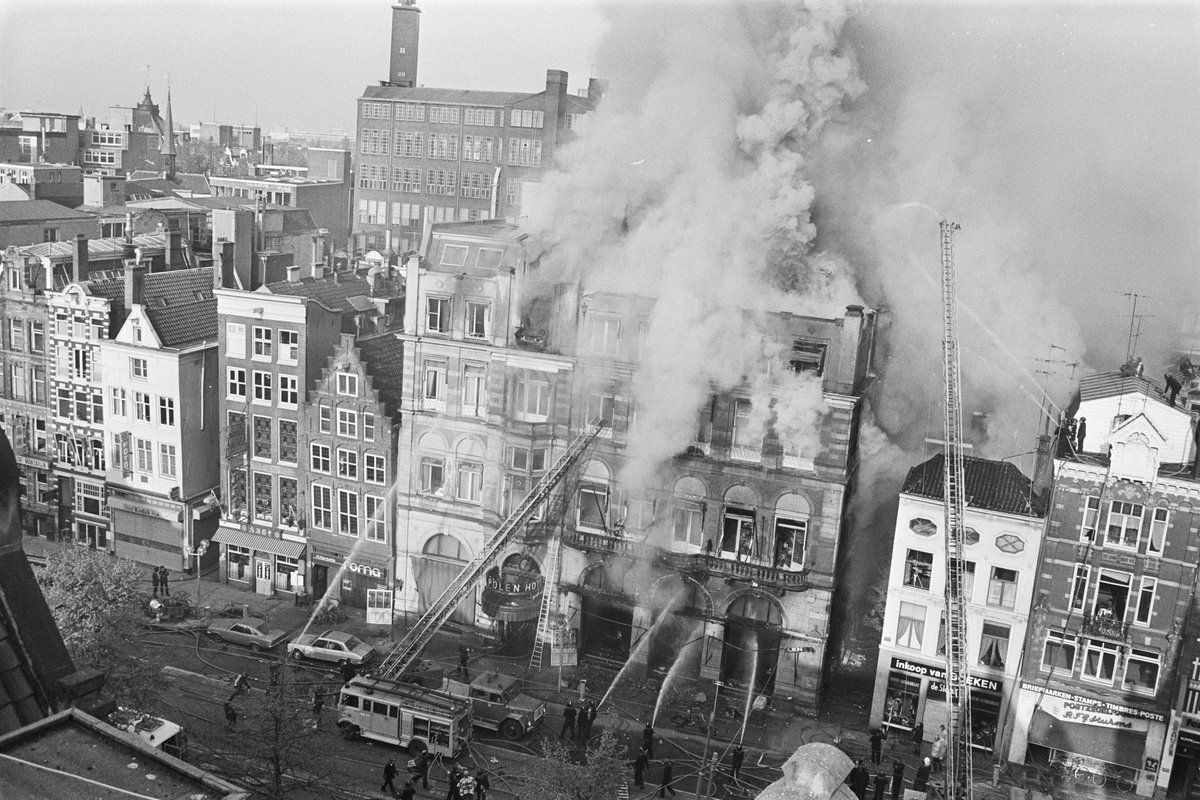 Op 9 mei 1977 ontstaat brand in Hotel Polen te Amsterdam. Bij de brand komen 33 mensen om het leven en raken 46 mensen gewond waarvan 21 van hen zware verwondingen oplopen. #brandweer nl.wikipedia.org/wiki/Brand_in_…