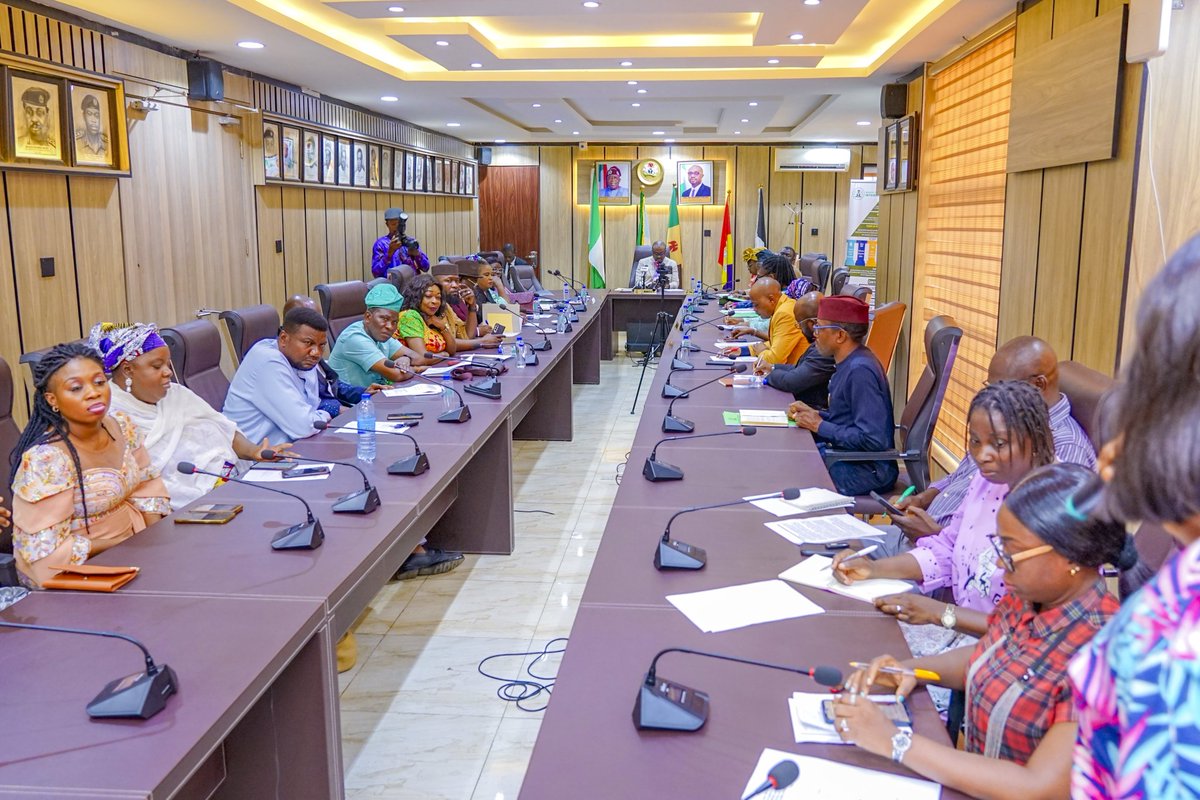 This afternoon, I welcomed the African Descendants in Diaspora Union (Afridu), led by H.E. Dr. Onwubuya Abraham Breakforth (@OBreakforth), to my office on a courtesy visit. During the visit, I was briefed on the organization's mission in reconnecting Nigerian citizens in the