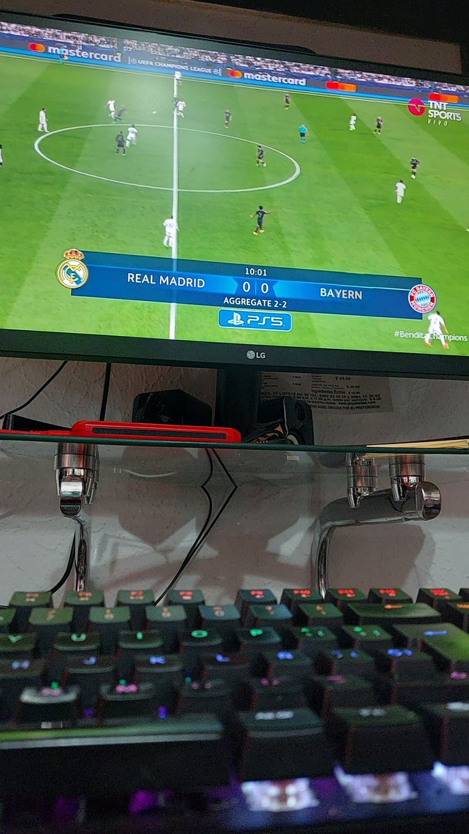 ChokoJosue's tweet photo. Disfrutando la Semifinal de la #ChampionsLeague ⚽️🥅 #BenditaChampions en la oficina 🏢��� https://t.co/qbyQAFxpHj