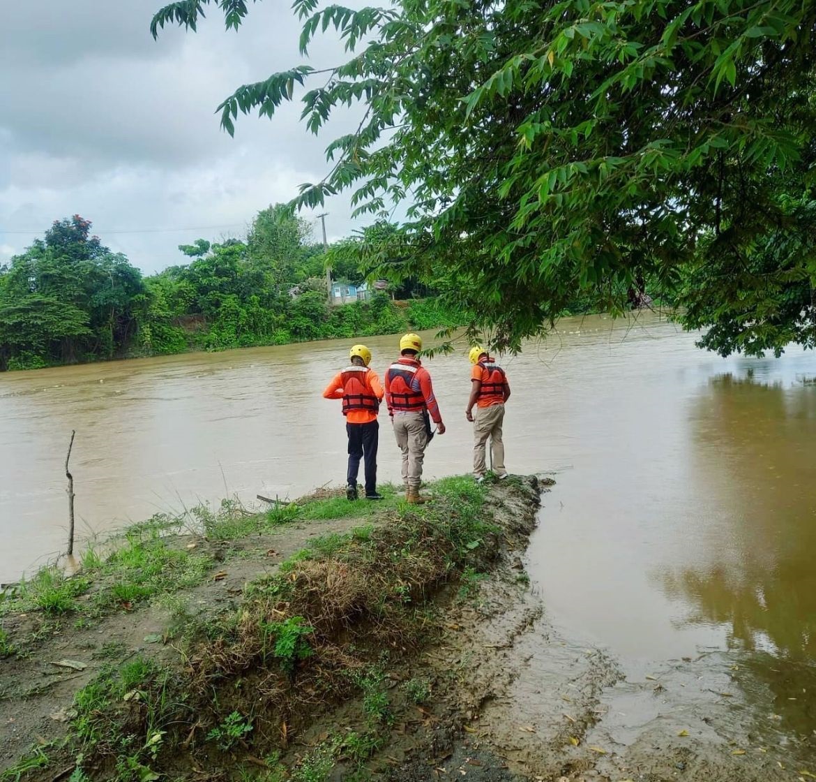 La @DefensaCivilRD informa realiza labores preventivas y de respuesta ante efectos de vaguada sobre el país #Inundaciones aplatanaonews.com/defensa-civil-…