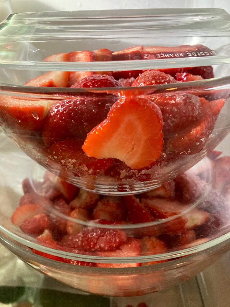 beim morgigen Familienessen bin ich für Nachtisch zuständig. habe entschieden, es gibt ordentlich #Erdbeeren. 😆🍓