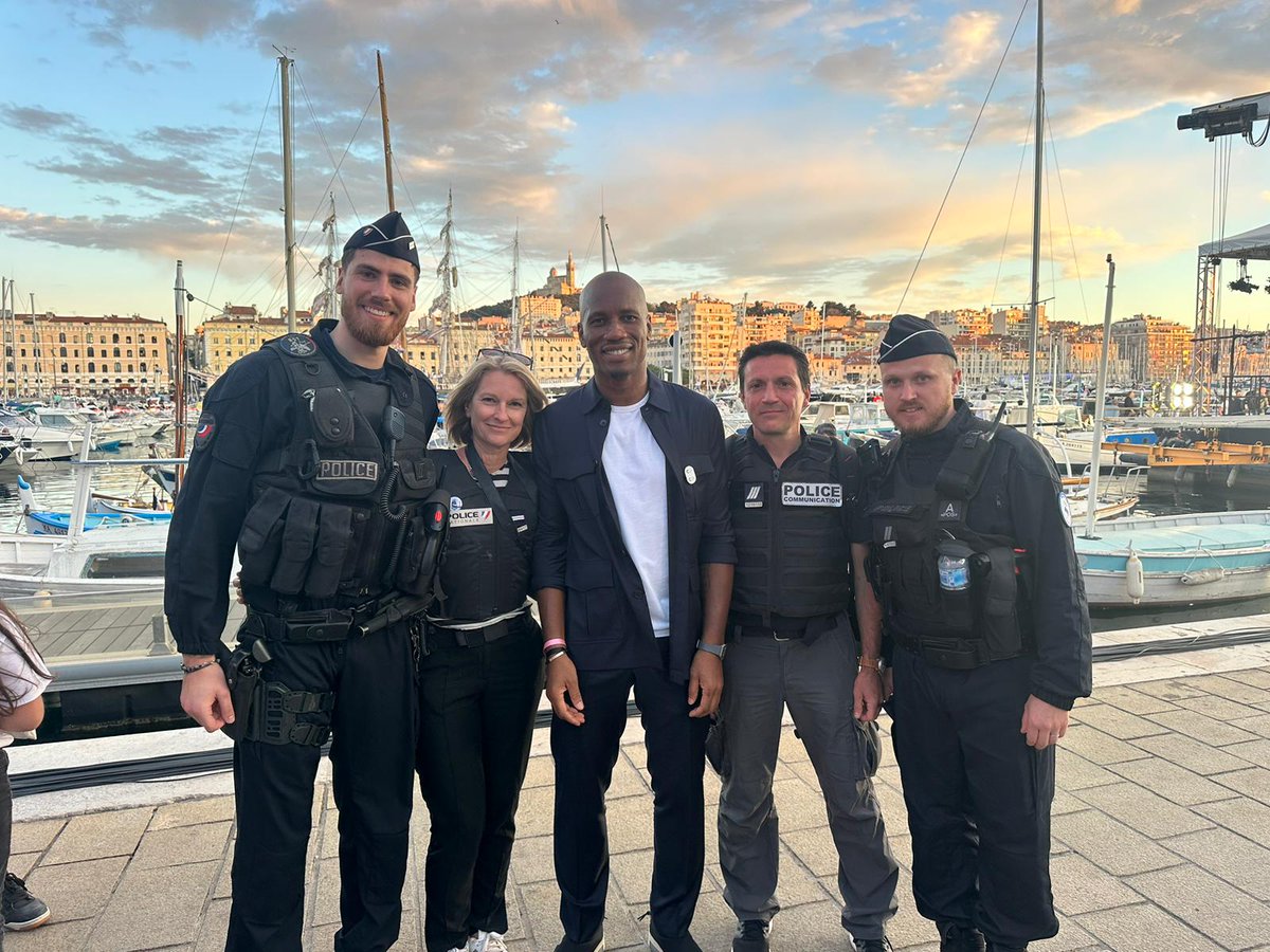 PoliceNat13's tweet photo. #àlinterieurdesjeux | Rencontrer @didierdrogba qui vient assister à l'arrivée de la flamme olympique #Marseille. On ne pouvait pas laisser passer l'occasion. #JOP2024 https://t.co/cs0d1kT0YS