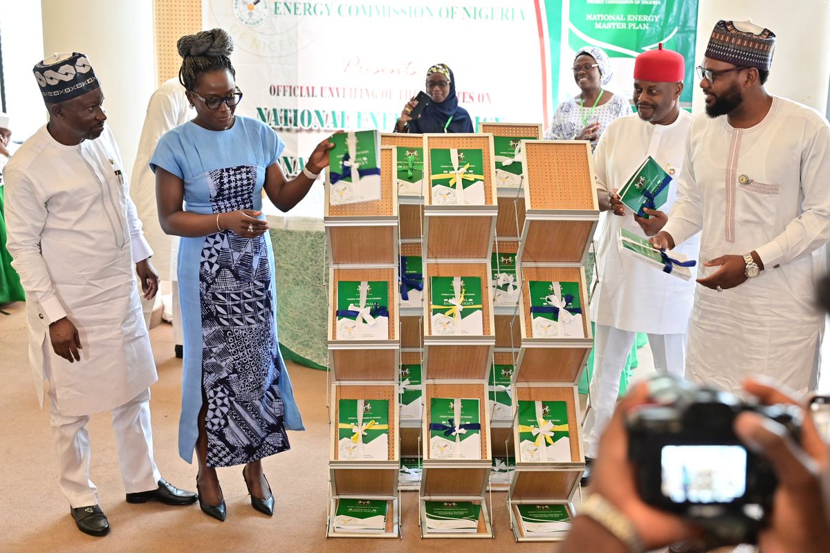 nnpclimited's tweet photo. PHOTO NEWS

Earlier today, the Group Chief Executive Officer (GCEO) of NNPC Ltd., Mr. Mele Kyari, attended the unveiling event of the Gazettes of the National Energy Policy (NEP) and National Energy Master Plan (NEMP), produced by the Energy Commission of Nigeria.

#EnergyForToday 
#EnergyForTomorrow