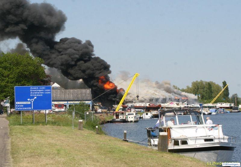 Op 9 mei 2008 onstaat brand in een botenloods in het Drentse De Punt. Tijdens de binnenaanval komen brandweercollega's Egbert Ubels, Raymond Soyer en Anne Kregel om het leven wanneer zij worden overvallen door een rookgasexplosie. #brandweer onderzoeksraad.nl/onderzoek/bran…