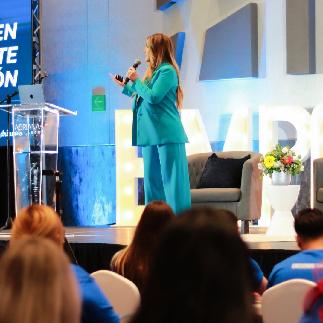 ADRIANAGALLAR2's tweet photo. ¿Sabes de dónde me nutro de ideas y energía? ¡De mi equipo! Por eso hoy estoy con ellos para apoyarlos y empoderarlos. ¡Vamos con todo en Empodérate 2024! #AdrianaGallardo #Empoderados #Equipo https://t.co/TIL2K3ovWc