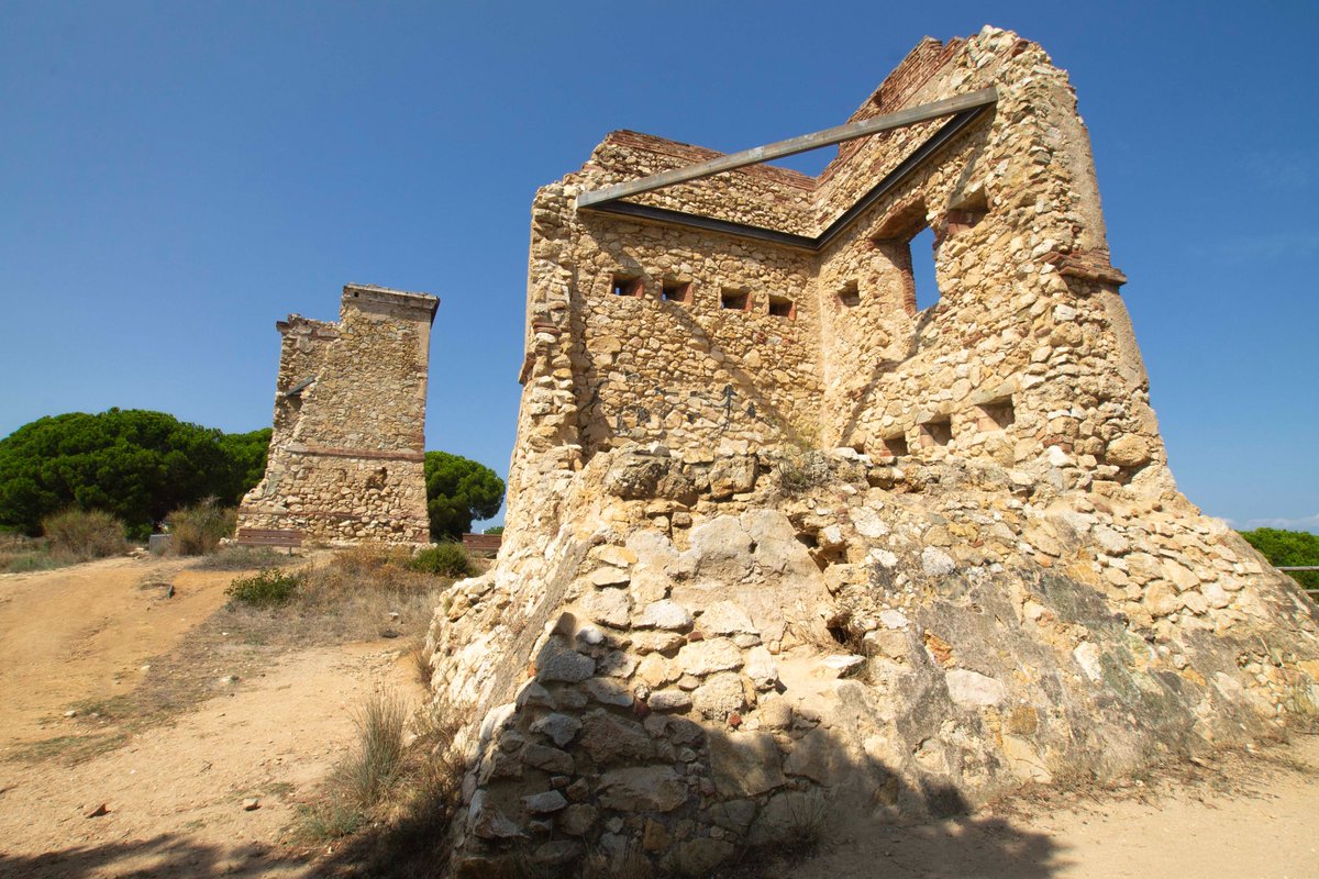Twin Ruins (Calella, Spain, September 2018) #photography #landscapephotography #landscape #ruins #hill #tower #signaltower #LesTorretes #TorretesdeCalella #Calella #Spain