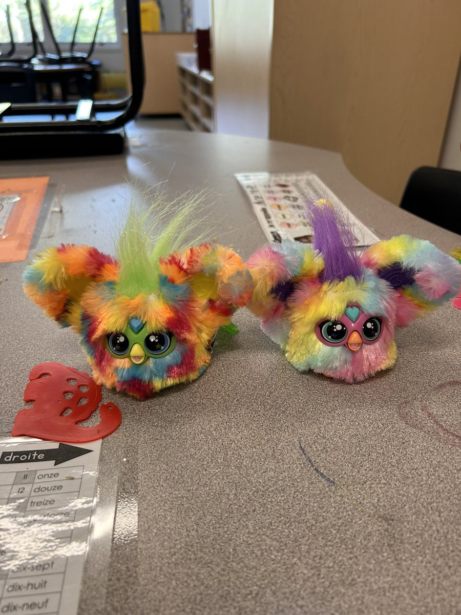 I love that furbies are coming back ✨ I told my students how my mom saved mine from 1997 (and I still have it with the box it came in🤭).