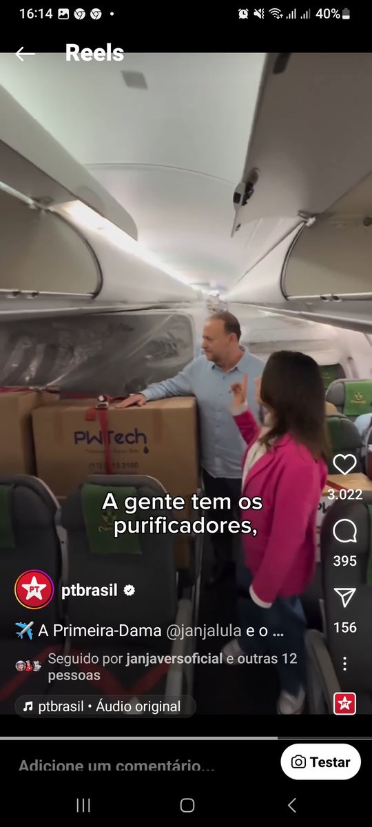 Olha a Janja com o prefeito do PT Edinho Silva levando purificadores, fraldas e absorventes no avião presidencial.