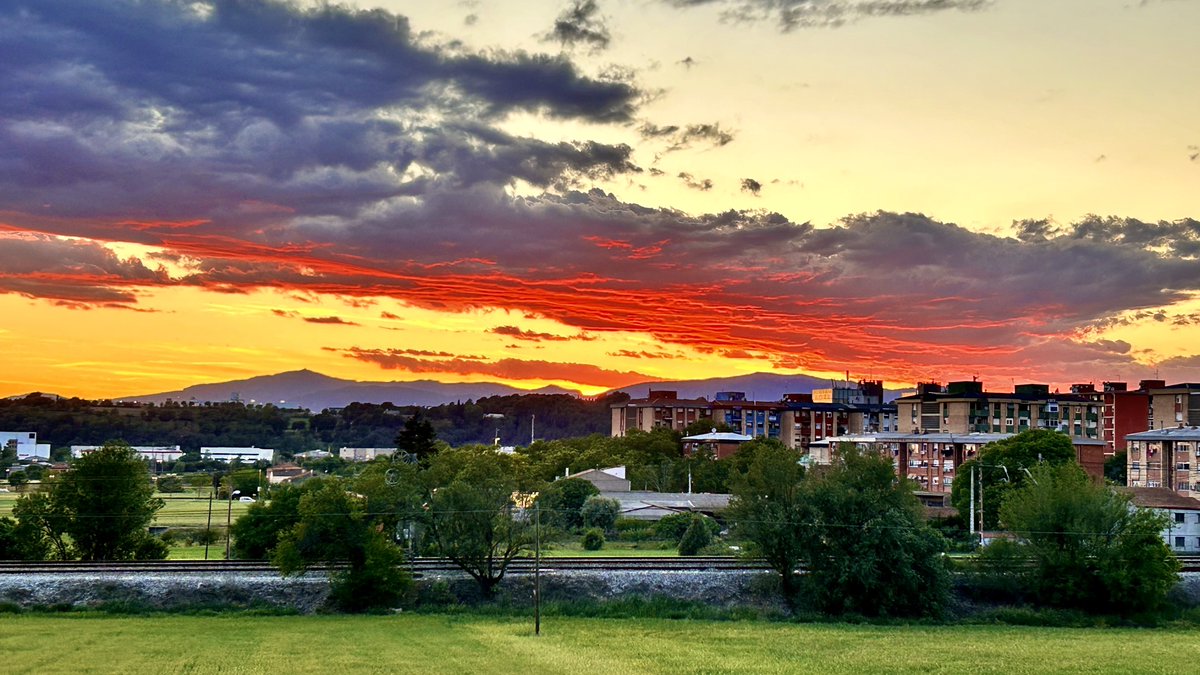 Foto de la puesta de sol en Granollers 🥰🤘🏼

#sunset #puestadesol #meteo #nubes #granollers #cielosESA #brutal #cielo #rojo #candilazo