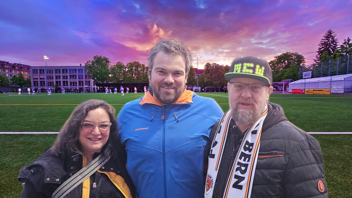 mcw_bern's tweet photo. Drei Fünftel Vorstand der Donatorenvereinigung des @fcbreitenrain am Cup-Halbfinale der Breitsch-Frauen gegen #Femina #Worb. #HU!
@TomCBerger @elsenersu @mcw_bern #Spitz https://t.co/NVxntw5WJg