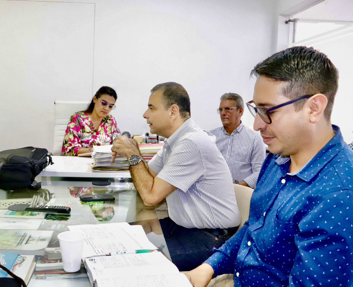 SENA_RValle's tweet photo. El Director Regional @fjmurielandrade, el Subdirector del #CNP #Buenaventura @mgomezb1973, y el equipo de emprendimiento se reunieron con la alcaldesa de #DAGUA, Karol Villarejo, para fortalecer los procesos formativos del SENA en el municipio. https://t.co/Z3YySJyhy2