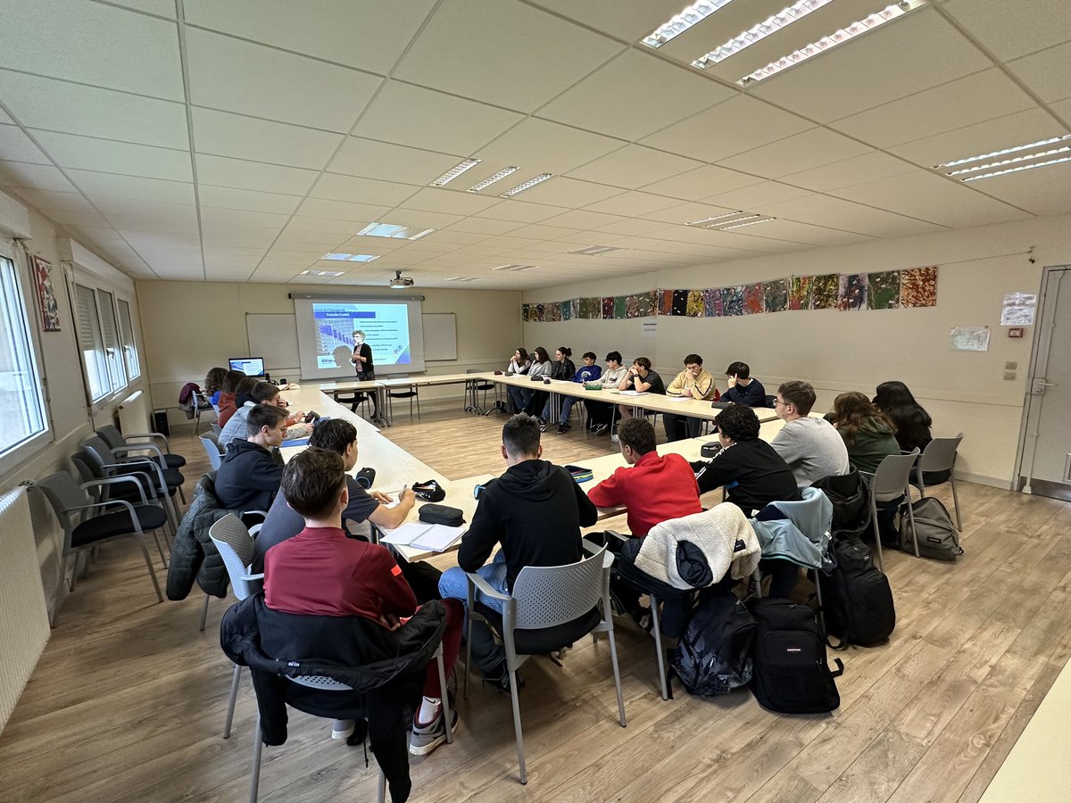 MalrauxCollege's tweet photo. Intervention de la Maison de l’Europe auprès de tous les élèves de 3e du @MalrauxCollege  ce lundi.
Des échanges riches en vue de la préparation au DNB entre les jeunes et les intervenantes. https://t.co/dewicWN94u