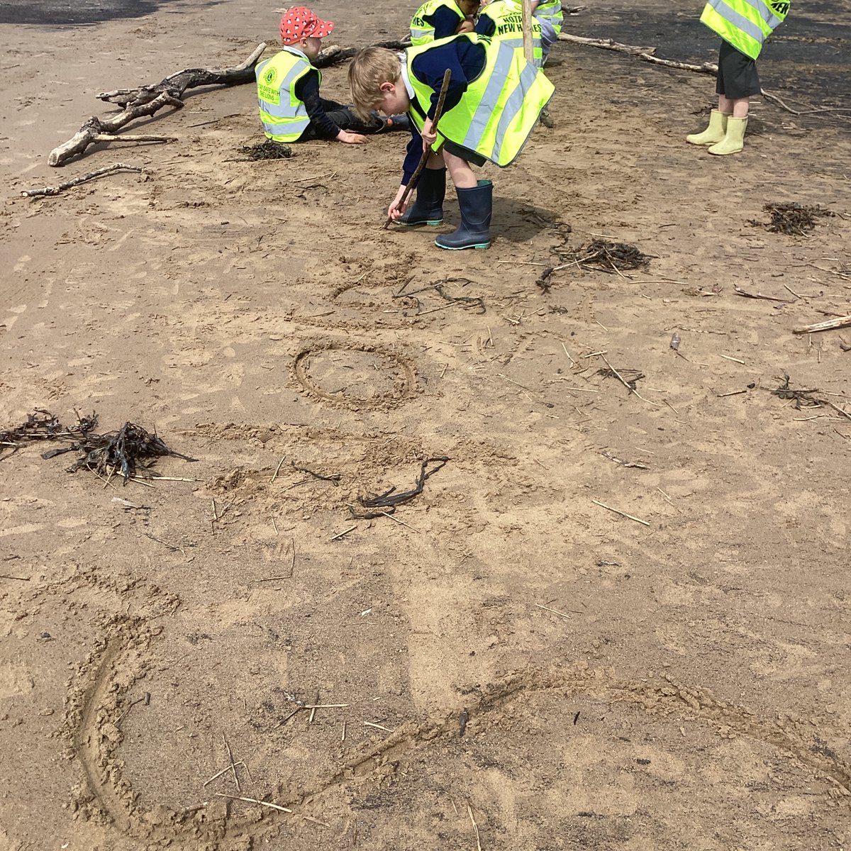 As Historians and geographers, year 1 crew visited the SS Nornen shipwreck on Berrow Beach today.All were exceptionally well behaved and absorbed the learning experience like sponges! We created a huge piece of art work using drift wood to make our own replica of the ship wreck.